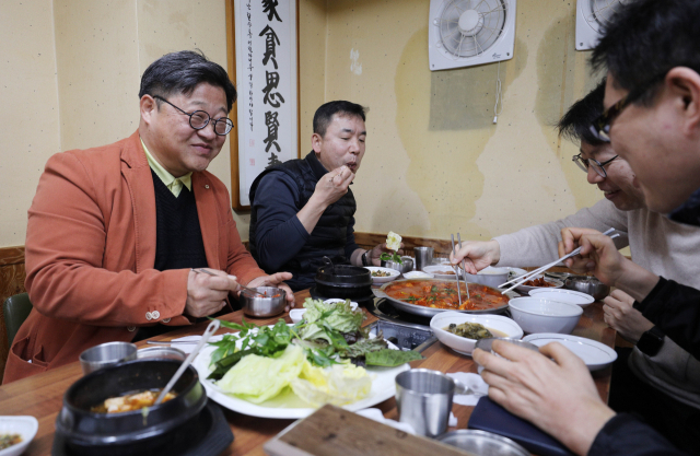 딸과 아내를 미국 뉴욕에 떠나보낸 지 5년째 혼자 살고 있는 대구시립교향악단 사무장 오상국 씨가 지인과 함께 식사를 하고 있다. 김영진 기자 kyjmaeil@imaeil.com