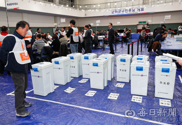 21일 군위국민체육센터에 마련된 대구경북 통합신공항 주민투표 군위군 개표소에서 개표 작업이 진행되고 있다. 우태욱 기자 woo@imaeil.com