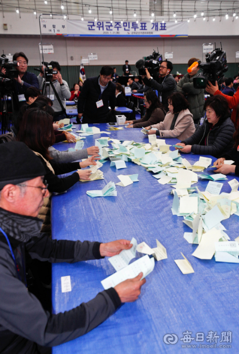 21일 군위국민체육센터에 마련된 대구경북 통합신공항 주민투표 군위군 개표소에서 개표 작업이 진행되고 있다. 우태욱 기자 woo@imaeil.com