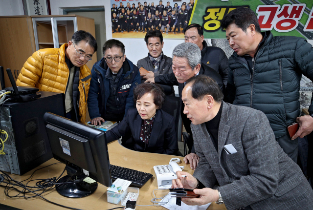 21일 밤 대구경북 통합신공항 주민투표 개표가 진행 중인 가운데 경북 의성 통합신공항의성군유치위원회 사무실에서 주민들이 실시간 개표 상황을 지켜보고 있다. 김영진 기자 kyjmaeil@imaeil.com