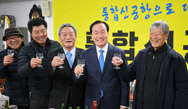 21일 밤 대구경북 통합신공항 후보지 선정을 위한 주민투표 개표가 진행 중인 가운데 김주수 의성군수와 주민들이 통합신공항 의성군유치위원회 사무실에서 투표율이 군위 80.61%보다 의성 88.69%로 높게 나오자 건배를 하고 있다. 김영진 기자 kyjmaeil@imaeil.com