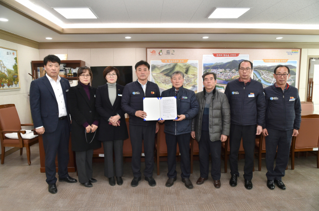 청송군과 청송영양축산농협은 21일 청송군청 군수실에서 축산농가의 상호금융자금 대출지원에 따른 이차(이자 차액) 본전을 협약식을 갖고 기념 사진을 찍었다. 청송군 제공