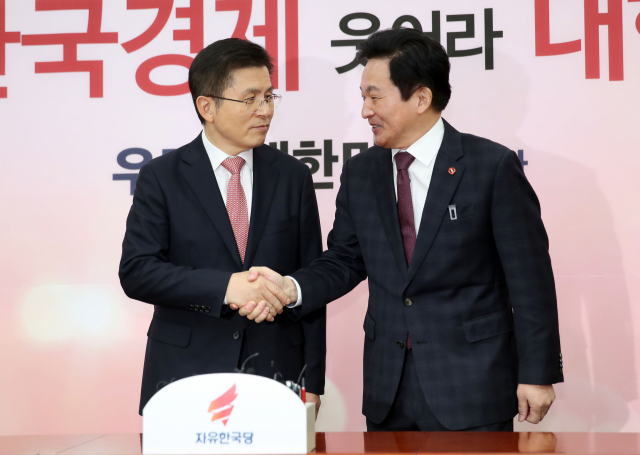 자유한국당 황교안 대표가 22일 오전 국회에서 원희룡 제주도지사와 만나 악수하고 있다. 연합뉴스
