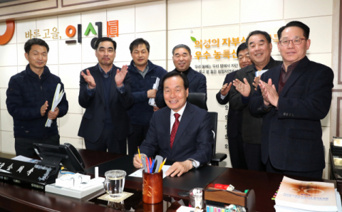 대구 군 공항 이전을 위한 주민투표 개표 결과 의성군 비안·군위군 소보 공동 후보지로 결정된 가운데 김주수 의성군수가 국방부에 보낼 유치 신청서에 서명하고 있다. 의성군 제공