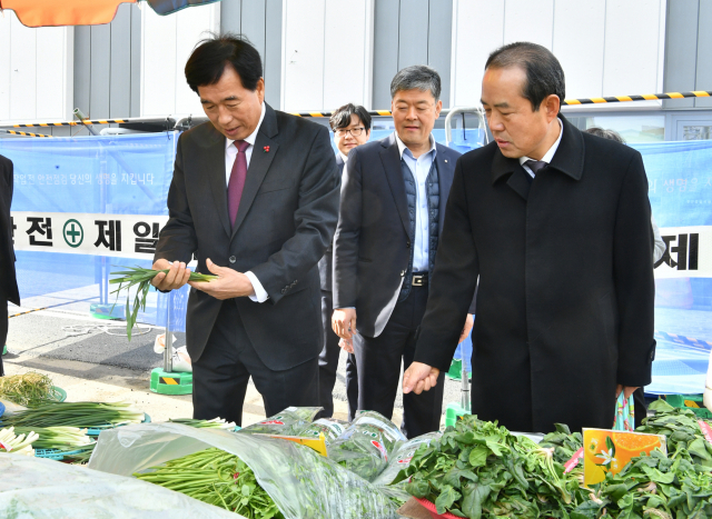 최영조 경북 경산시장과 최석기 농협경산시지부장 등이 20일 경산전통시장에서 장보기 행사를 하고 있다. 경산시 제공