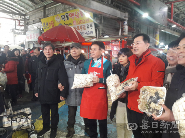 이철우(오른쪽 다섯 번째) 경상북도지사가 22일 영천공설시장에서 장보기 행사를 통해 한 매장에서 일일판매원으로 활동했다. 강선일 기자