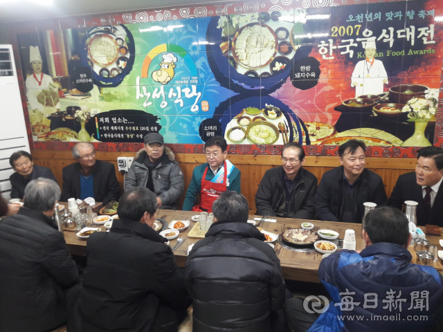 이철우(뒷줄 왼쪽 네번째) 경상북도지사가 22일 영천공설시장 상인회 임원들과 만나 전통시장 활성화 방안을 논의하고 있다. 강선일기자
