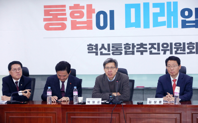 혁신통합추진위원회 박형준 위원장(오른쪽 두 번째)이 22일 국회 의원회관에서 열린 혁신통합추진위원회 회의에서 발언하고 있다. 연합뉴스