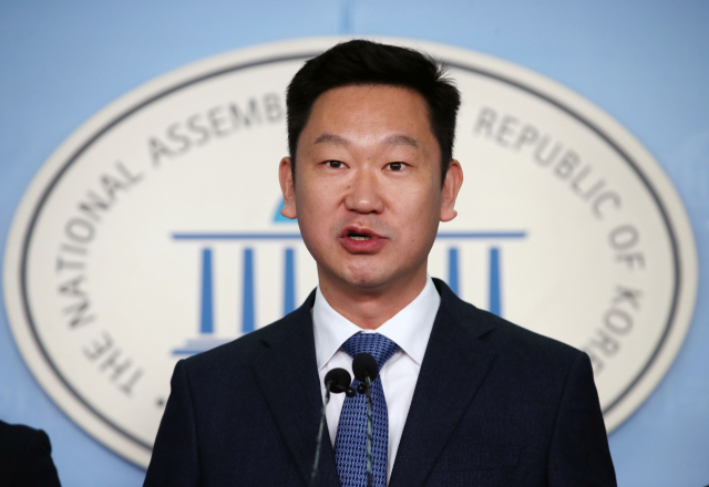 22일 오전 국회 정론관에서 열린 더불어민주당 입당 기자회견에서 고(故) 노무현 전 대통령의 사위인 곽상언 변호사가 인사말을 하고 있다. 연합뉴스