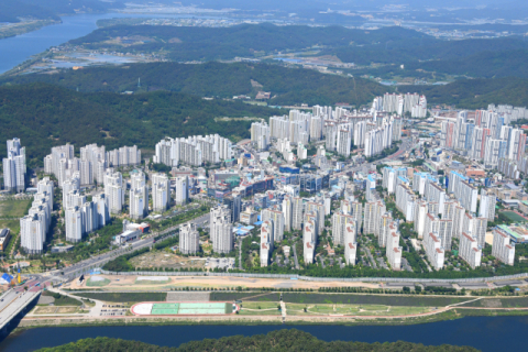 주민등록 인구 9만명을 넘긴 달성군 다사읍 전경. 대규모 아파트단지가 숲을 이루고 있는 가운데 대구도시철도 1호선, 동산병원 이전 등 정주여건이 개선되면서 인구가 몰려들고 있다. 달성군 제공