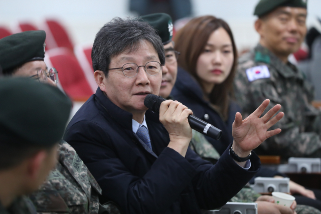 새로운보수당 유승민 보수재건위원장이 설날을 앞둔 22일 경기도 양주시 육군 25사단 신병교육대대를 찾아 군 관계자에게 질문하고 있다. 연합뉴스