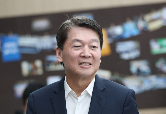 바른미래당 안철수 전 의원이 22일 오전 서울 종로구 경제정의실천시민연합을 방문, 윤순철 사무총장과 김헌동 부동산건설개혁본부장을 만나 