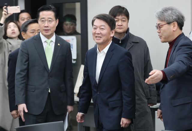 바른미래당 안철수 전 의원(왼쪽 두번째)과 이태규 의원(맨 왼쪽)이 22일 오전 서울 종로구 경제정의실천시민연합을 방문, 윤순철 사무총장과 김헌동 부동산건설개혁본부장을 만나