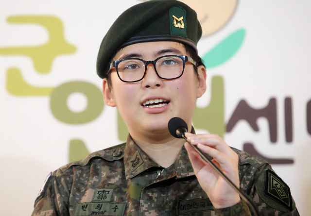 성전환 수술을 받은 뒤 강제 전역 판정을 받은 변희수 부사관이 22일 오후 서울 마포구 군인권센터에서 열린 기자회견에서 군의 강제 전역 조치에 대한 입장을 밝히고 있다. 연합뉴스