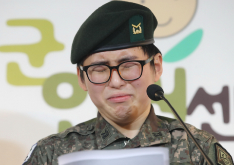성전환 수술을 받은 뒤 강제 전역 판정을 받은 변희수 부사관이 22일 오후 서울 마포구 군인권센터에서 열린 기자회견에서 눈물을 흘리며 군의 강제 전역 조치에 대한 입장을 밝히고 있다. 육군은 22일 변 하사의 전역심사위원회를 열고