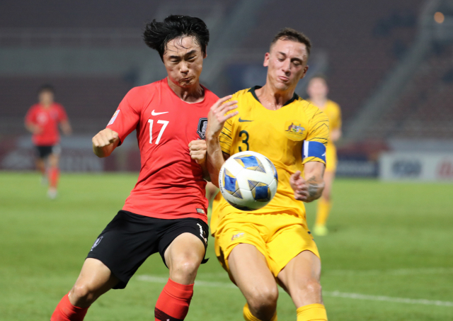 22일 오후(현지시간) 태국 랑싯 탐마삿 스타디움에서 열린 2020 아시아축구연맹(AFC) U-23 챔피언십 한국과 호주의 4강전. 전반 엄원상이 호주 알렉스 게르스바흐와 몸싸움을 펼치며 공을 따내려 하고 있다. 연합뉴스