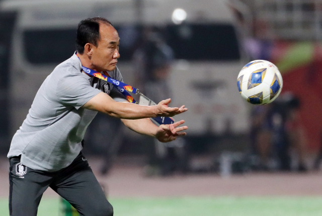 22일 오후(현지시간) 태국 랑싯 탐마삿 스타디움에서 열린 2020 아시아축구연맹(AFC) U-23 챔피언십 한국과 호주의 4강전. 전반 한국 김학범 감독이 작전 지시 도중 터치 라인 밖으로 나간 공을 그라운드로 던져주고 있다. 연합뉴스