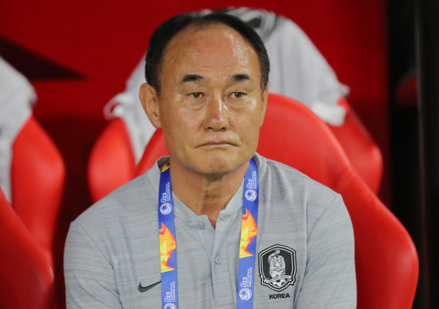 22일 오후(현지시간) 태국 랑싯 탐마삿 스타디움에서 열린 2020 아시아축구연맹(AFC) U-23 챔피언십 한국과 호주의 4강전. 김학범 감독이 경기 시작에 앞서 벤치에 앉아 그라운드를 응시하고 있다. 연합뉴스
