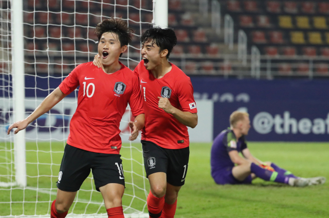 22일 오후(현지시간) 태국 랑싯 탐마삿 스타디움에서 열린 2020 아시아축구연맹(AFC) U-23 챔피언십 한국과 호주의 4강전. 후반 한국 이동경이 추가골을 넣은 뒤 이동준과 기뻐하며 코너 깃발을 향해 달리고 있다. 연합뉴스