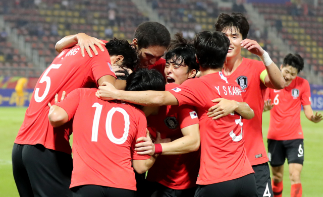 22일 오후(현지시간) 태국 랑싯 탐마삿 스타디움에서 열린 2020 아시아축구연맹(AFC) U-23 챔피언십 한국과 호주의 4강전. 후반 한국 이동경이 추가골을 넣은 뒤 한국 선수들이 기뻐하며 얼싸안고 있다. 이날 경기에서 한국은 후반 김대원, 이동경의 연속골로 9회 연속 올림픽 본선 진출이라는 한국 축구의 새 역사를 썼다. 연합뉴스