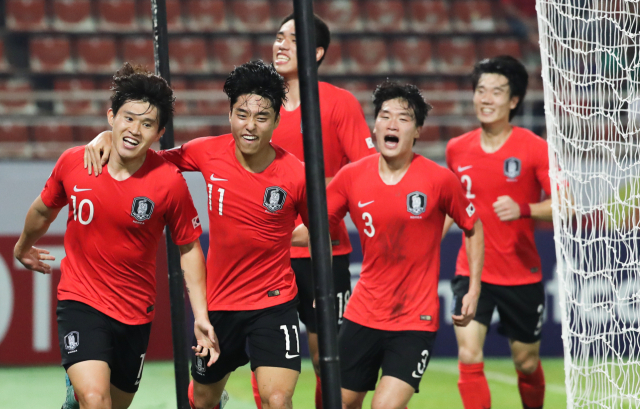 22일 오후(현지시간) 태국 랑싯 탐마삿 스타디움에서 열린 2020 아시아축구연맹(AFC) U-23 챔피언십 한국과 호주의 4강전. 후반 한국 이동경이 추가골을 넣은 뒤 이동준 등 팀 동료들과 기뻐하며 코너 깃발을 향해 달리고 있다. 연합뉴스