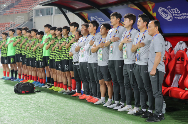 22일 오후(현지시간) 태국 랑싯 탐마삿 스타디움에서 열린 2020 아시아축구연맹(AFC) U-23 챔피언십 한국과 호주의 4강전. 김학범 감독과 코칭스태프, 출전 대기 선수들이 벤치 앞에서 애국가를 부르고 있다. 연합뉴스