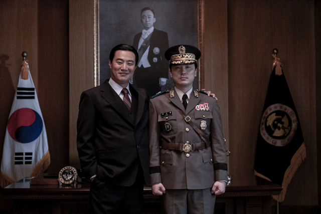 오른쪽 인물이 전두환 보안사령관 모티브 전두혁 보안사령관(배우 서현우 분). 이 영화의 