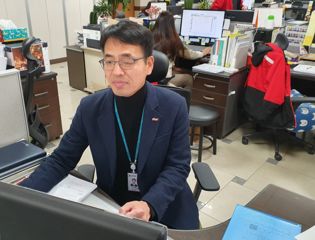 54살에 대구시 지방직 공무원으로 임용된 윤노영(56) 씨가 달성군의 한 행정복지센터에서 업무를 보고 있다. 김근우 기자 gnu@imaeil.com