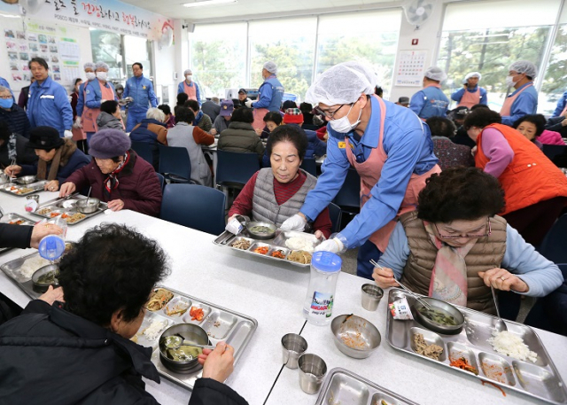 22일 남수희 포항제철소장을 비롯한 포항제철소 임직원 20여 명이 송도동과 해도동 무료급식소를 찾아 봉사활동을 펼쳤다. 포스코 제공