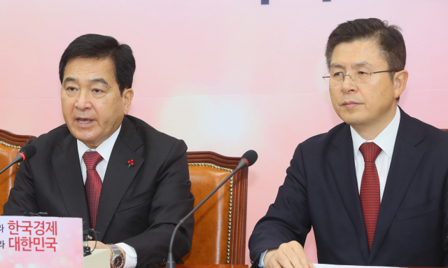 자유한국당 심재철 원내대표가 23일 국회에서 열린 최고위원회의에서 발언하고 있다. 오른쪽은 황교안 대표 연합뉴스