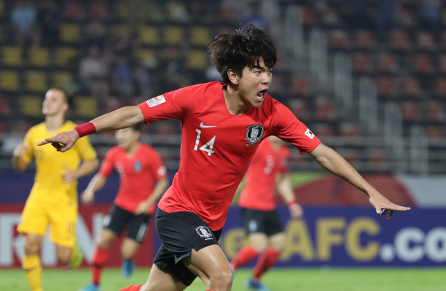 22일 (현지시간) 태국 랑싯 탐마삿 스타디움에서 열린 2020 아시아축구연맹(AFC) U-23 챔피언십 한국과 호주의 4강전. 후반 김대원이 선취골을 넣은 뒤 환호하고 있다. 연합뉴스
