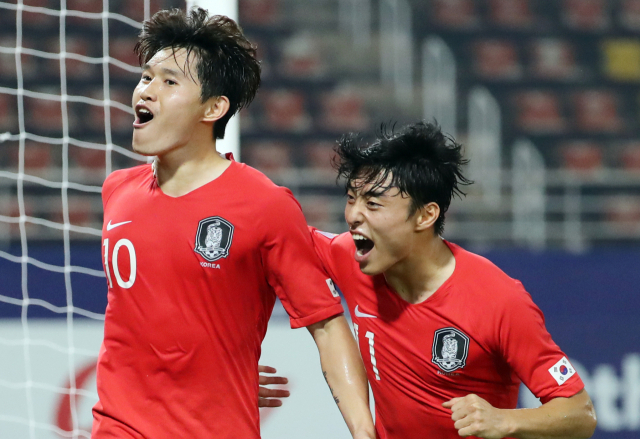22일 (현지시간) 태국 랑싯 탐마삿 스타디움에서 열린 2020 아시아축구연맹(AFC) U-23 챔피언십 한국과 호주의 4강전. 후반 한국 이동경이 추가골을 넣은 뒤 이동준과 기뻐하며 코너 깃발을 향해 달리고 있다. 연합뉴스