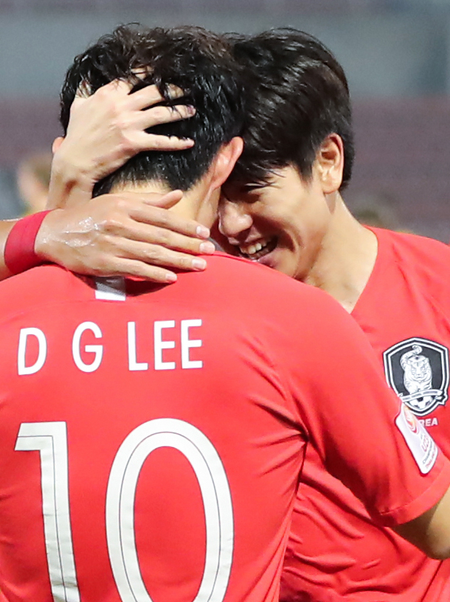 22일 (현지시간) 태국 랑싯 탐마삿 스타디움에서 열린 2020 아시아축구연맹(AFC) U-23 챔피언십 한국과 호주의 4강전. 후반 한국 이동경이 추가골을 넣은 뒤 선제골을 넣은 김대원과 이마를 맞대고 기쁨을 나누고 있다. 연합뉴스