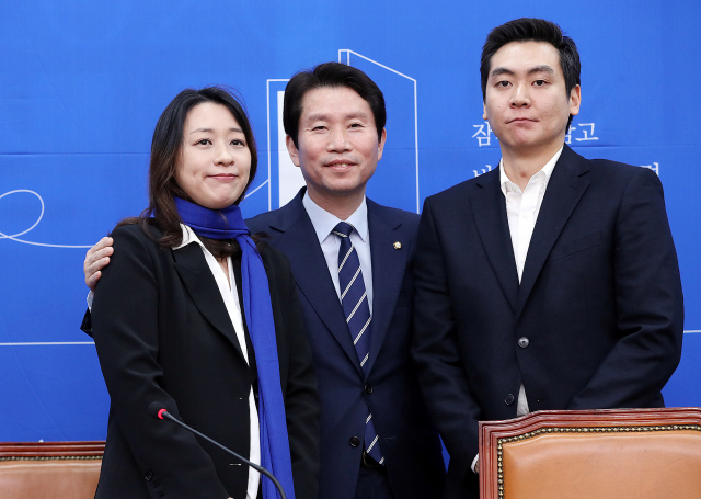 더불어민주당 이인영 원내대표(가운데) 23일 오전 서울 여의도 국회 더불어민주당 당대표 회의실에서 열린 인재영입 행사에서 12번째 영입인재 이소현씨와 기념촬영을 하고 있다. 오른쪽은 남편 김장회씨. 이소현씨는 2019년 5월 불의의 교통사고로 아들 태호군을 잃었고 이후 어린이 생명안전법안 개정을 정치권에 호소해온 
