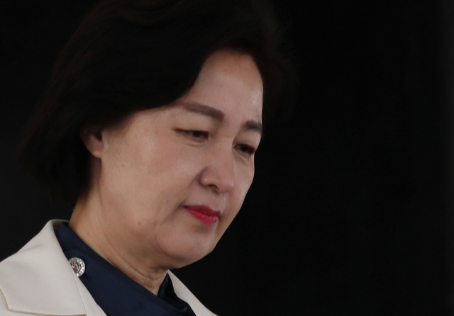 추미애 법무부 장관이 23일 오전 정부서울청사에서 열린 국정현안점검조정회의를 마친 뒤 청사를 나서고 있다. 법무부는 이날 검찰 중간 간부 인사를 단행했다. 연합뉴스