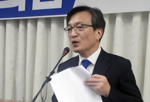 김의겸 전 청와대 대변인이 19일 전북 군산시청에서 출마 기자회견을 하고 있다. 연합뉴스