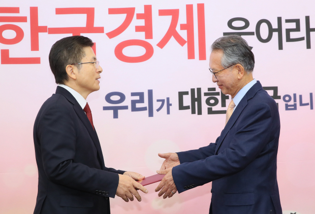 자유한국당 황교안 대표가 23일 국회에서 김형오 공천관리위원장에게 임명장을 수여하고 있다. 연합뉴스