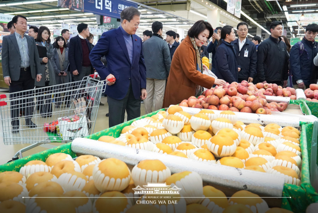 문재인·김정숙 카트 끌고 농축수산물 장보기. 청와대 페이스북