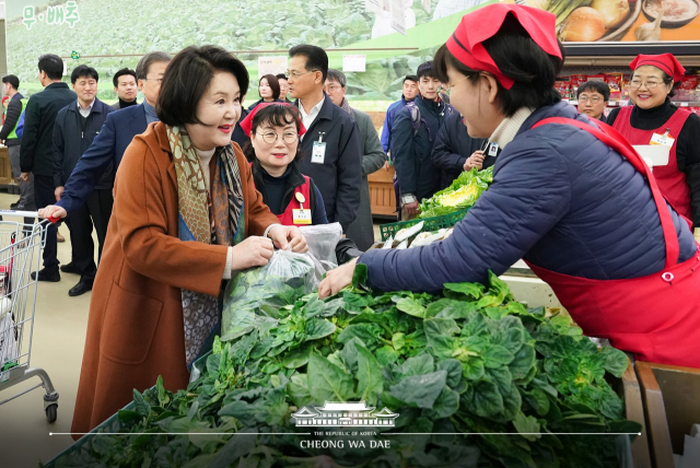 문재인·김정숙 카트 끌고 농축수산물 장보기. 청와대 페이스북