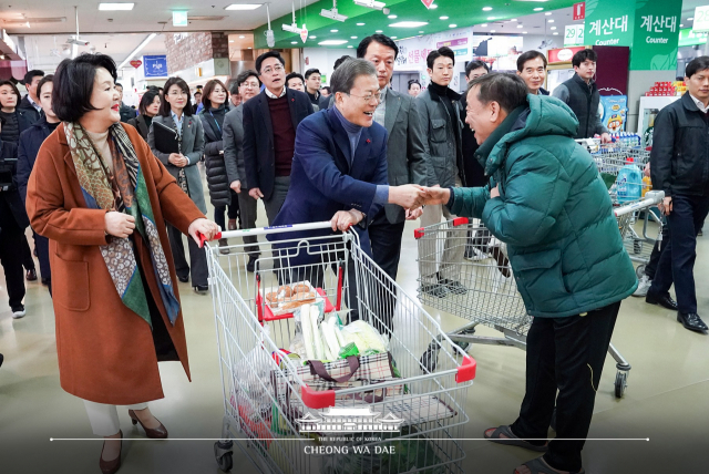 문재인·김정숙 카트 끌고 농축수산물 장보기. 청와대 페이스북