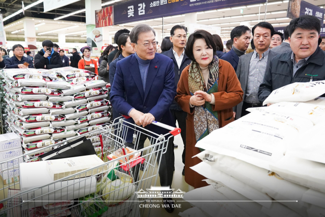 문재인·김정숙 카트 끌고 농축수산물 장보기. 청와대 페이스북