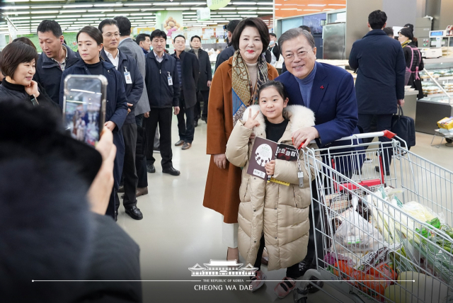 문재인·김정숙 카트 끌고 농축수산물 장보기. 청와대 페이스북