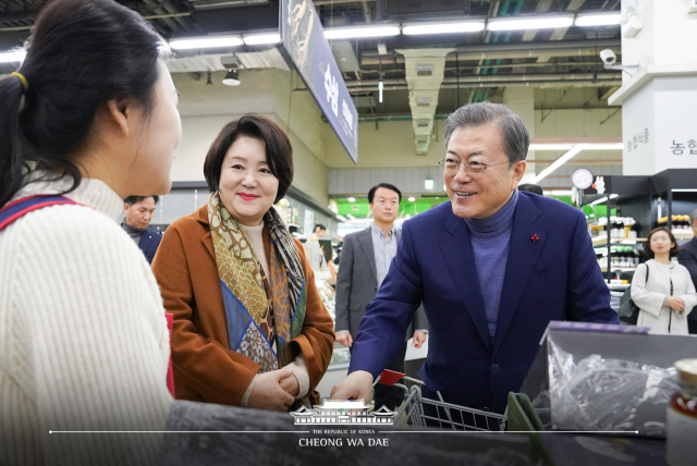 문재인·김정숙 카트 끌고 농축수산물 장보기. 청와대 페이스북