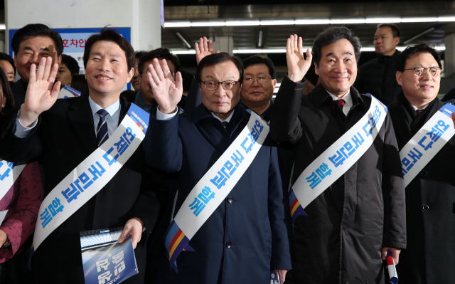 더불어민주당 이해찬 대표와 이인영 원내대표, 이낙연 전 국무총리가 23일 오전 서울 용산역에서 귀성객들에게 인사하고 있다. 연합뉴스