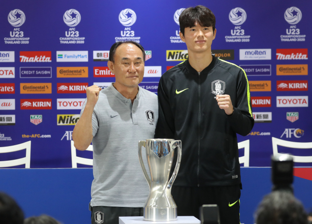 2020 아시아축구연맹(AFC) U-23 챔피언십 한국과 사우디아라비아와의 결승전을 하루 앞둔 25일 오후(현지시간) 태국 방콕 라자망갈라 스타디움에서 공식 기자회견을 마친 김학범 감독과 주장 이상민이 우승컵 앞에서 포즈를 취하고 있다. 연합뉴스