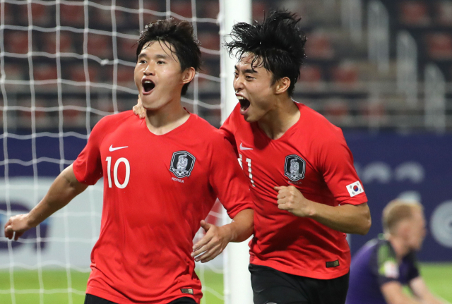 22일 오후(현지시간) 태국 랑싯 탐마삿 스타디움에서 열린 2020 아시아축구연맹(AFC) U-23 챔피언십 한국과 호주의 4강전 후반. 이동경이 도쿄행 쐐기골을 넣은 뒤 이동준 등 동료들과 환호하고 있다. 연합뉴스