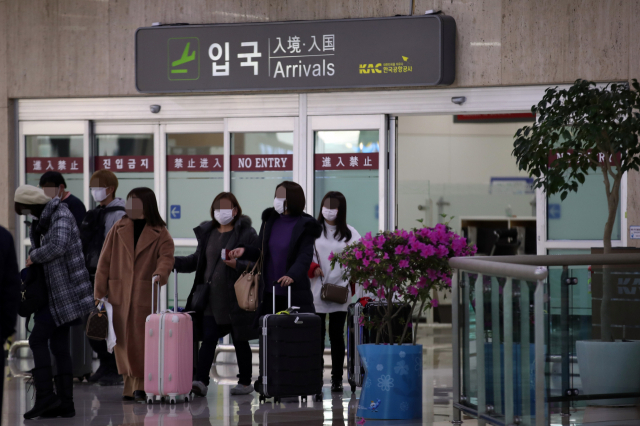 질병관리본부가 국내 두 번째 신종 코로나바이러스감염증 확진 환자를 확인했다고 밝힌 24일 김포공항에서 마스크를 쓴 이용객들이 이동하고 있다. 연합뉴스