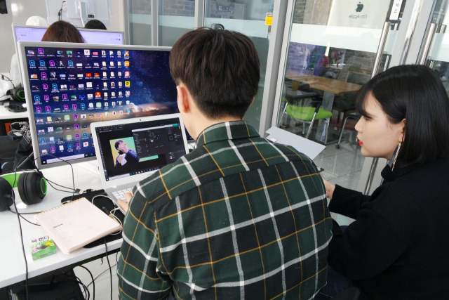 대구 중앙로의 한 유튜버 양성 전문학원에서 수강생이 1대 1 편집 강의를 듣고 있다. 이연정 기자