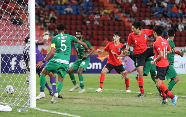 26일 오후(현지시간) 태국 방콕 라자망갈라 스타디움에서 열린 2020 아시아축구연맹(AFC) U-23 챔피언십 한국과 사우디아라비아의 결승전 연장 후반. 정태욱이 선제골을 넣고 있다. 연합뉴스
