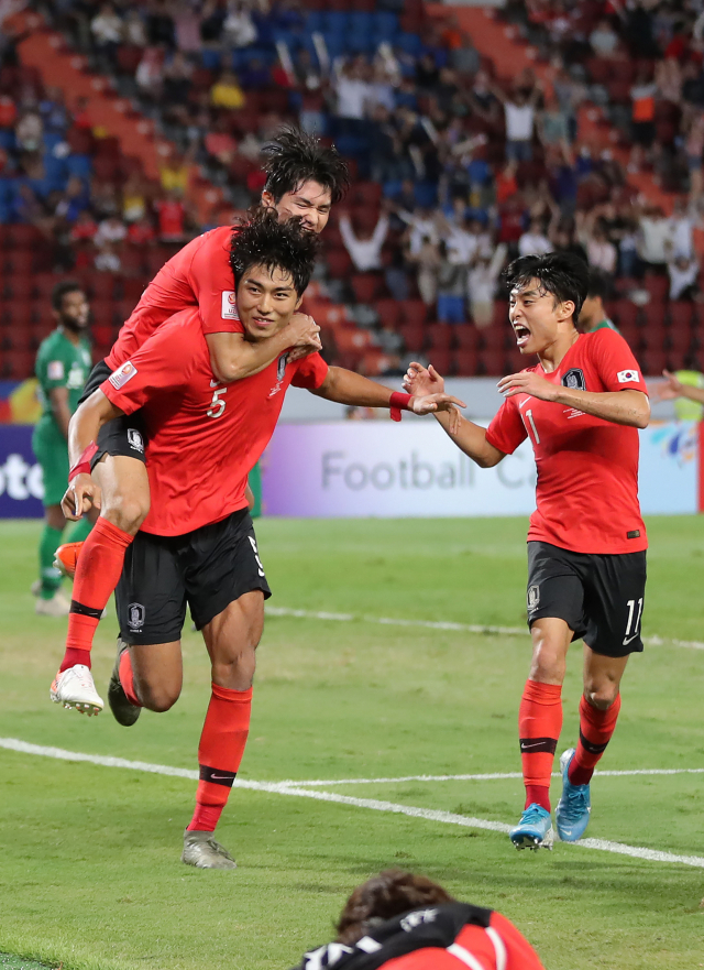 26일 오후(현지시간) 태국 방콕 라자망갈라 스타디움에서 열린 2020 아시아축구연맹(AFC) U-23 챔피언십 한국과 사우디아라비아의 결승전 연장 후반. 정태욱이 선제골을 넣은 뒤 동료들과 환호하고 있다. 연합뉴스